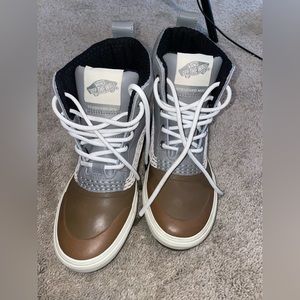 Vans snow boots men’s sz 6 women’s 7.5